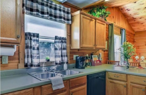 Bryson City Cabin | Fox Creek Combo | Sleeps 12, Creekside, Pet friendly