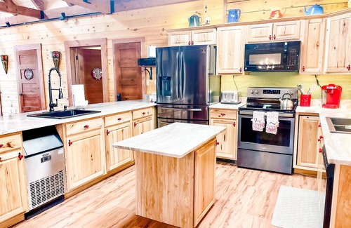 Shenandoah Cabin | Fox Den Cabin Sleeps up to 18 ADA Compliant main floor w/Hot Tub