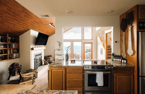 Evergreen House | Fox Den Rocky MTN Retreat | Hot Tub | Pet-Friendly