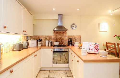 Chagford Cottage | FOX HAT COTTAGE, pet friendly, character holiday cottage in Chagford
