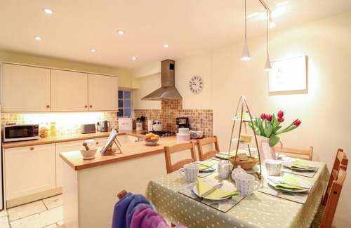 Chagford Cottage | FOX HAT COTTAGE, pet friendly, character holiday cottage in Chagford