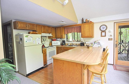 The Woods Cabin | Fox Hollow - hot tub, pet friendly, wifi, golf, pool access, fireplace, grill
