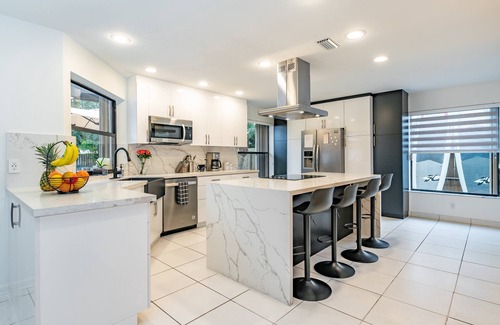 Croissant Park House | Fox Island Heated Spa- Downtown & Beach