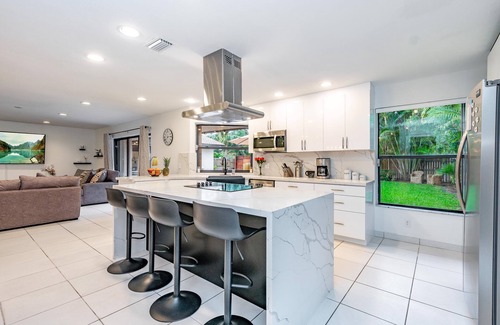 Croissant Park House | Fox Island Heated Spa- Downtown & Beach
