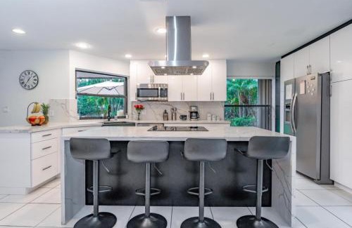 Croissant Park House | Fox Island Heated Spa- Downtown & Beach home