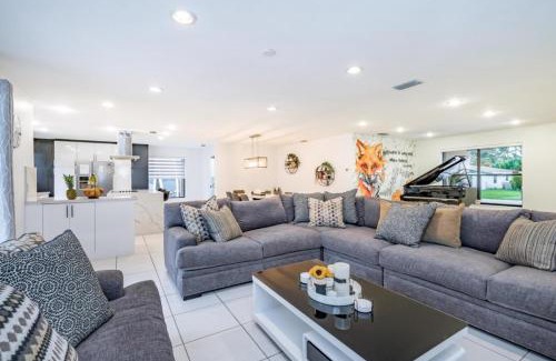 Croissant Park House | Fox Island Heated Spa- Downtown & Beach home