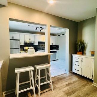 St. Charles Apartment | Fox Loft Above the Bars Below the Stars
