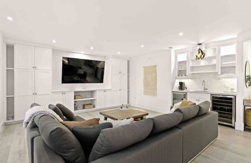 Chester Cottage | Fox Point Lake House - Luxury Lakefront Rental!