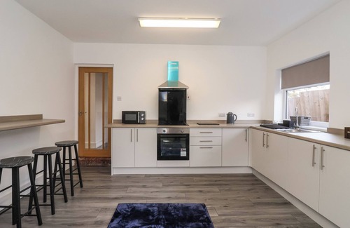 West Heslerton Cottage | FOX RETREAT, pet friendly, with hot tub in Sherburn