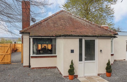West Heslerton Cottage | FOX RETREAT, pet friendly, with hot tub in Sherburn