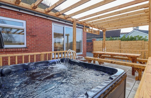 West Heslerton Cottage | FOX RETREAT, pet friendly, with hot tub in Sherburn