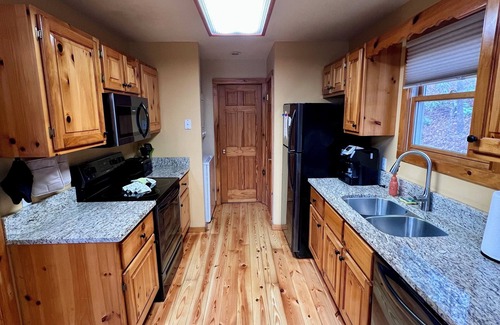 Gatlinburg Cabin | Fox's Den. Convenient to Gatlinburg and RTSW. Clean and Cozy, 2 bd 2 ba sleeps 6