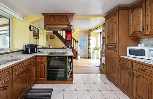 Dinas Cottage | Fox's Lair Farmhouse - sleeps 6 guests in 3 bedrooms