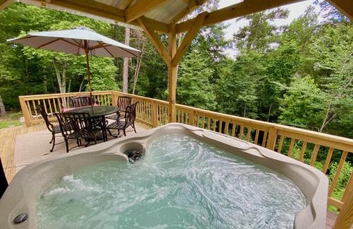 Pigeon Forge House | Foxes' Den Cabin with Private Hot Tub