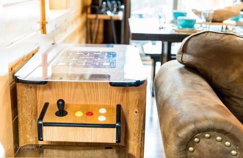 Pigeon Forge House | Foxes' Den Cabin with Private Hot Tub