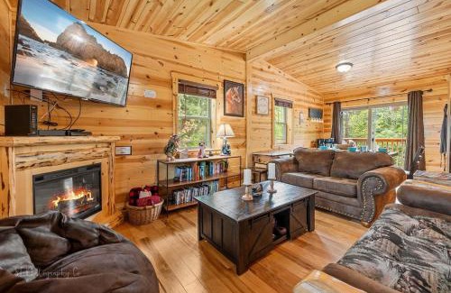Pigeon Forge House | Foxes' Den Cabin with Private Hot Tub