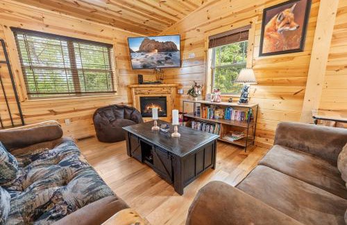 Pigeon Forge House | Foxes' Den Cabin with Private Hot Tub