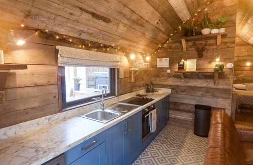 Scarborough Cottage | FOXES DEN, with hot tub in Seamer, North Yorkshire