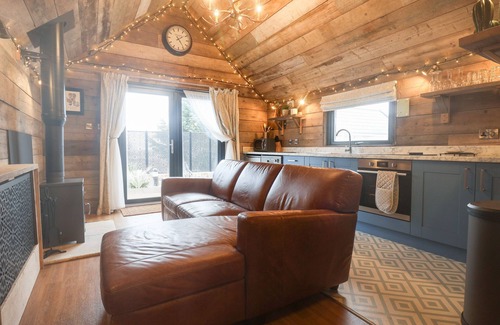 Scarborough Cottage | FOXES DEN, with hot tub in Seamer, North Yorkshire