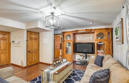 Troy Apartment | Foxes Den with Hot Tub, Pool Table and Fire Pit!