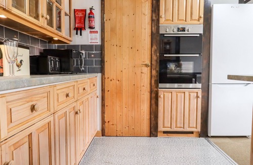 South Brent Cottage | FOXGLOVE BARN, family friendly, with hot tub in South Brent