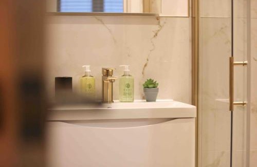 Dunmow House | Foxglove House & Hot Tub Stansted Airport