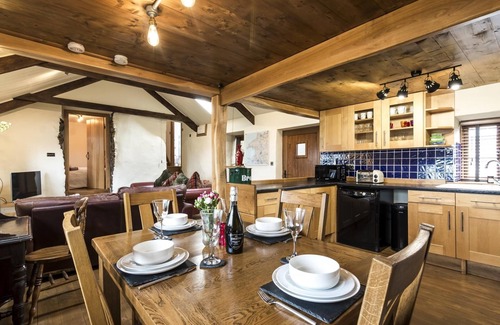 Tiers Cross Cottage | Foxglove - Luxurious Barn Conversion - Blossom Farm