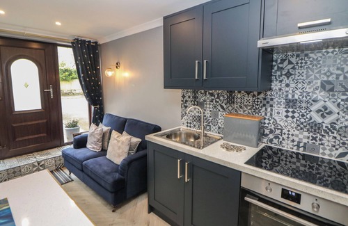 Castleton Cottage | FOXGLOVES, romantic, with a garden in Castleton, Peak District