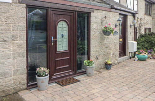 Castleton Cottage | FOXGLOVES, romantic, with a garden in Castleton, Peak District