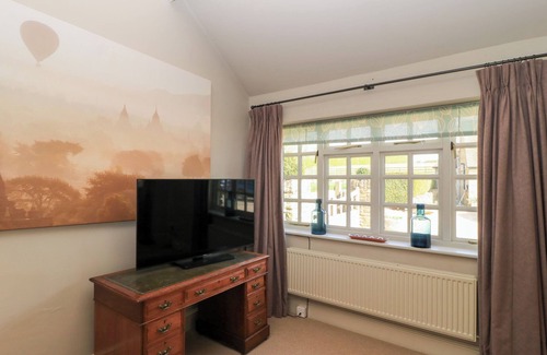 Bourton-on-the-Water Cottage | FOXHILL FARM BARN, with a garden in Bourton-On-The-Water