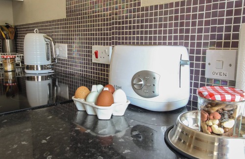 Farlow Cottage | FOXHOLES BARN, pet friendly, with a garden in Cleobury Mortimer