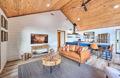 Rogers Cabin | 'Foxtail' Cabin Retreat: Steps to Beaver Lake!
