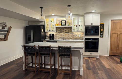 Manitowoc House | Foxy Lady the Luxury house w/Packer themed basement 30 min to Lambeau/GB Draft