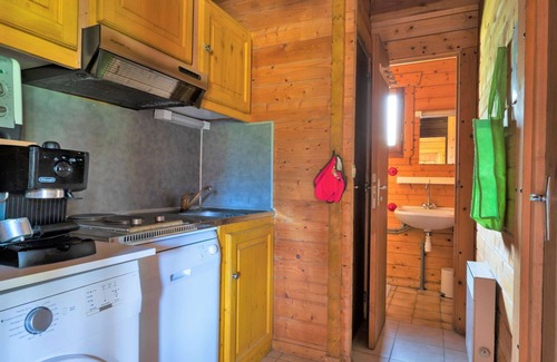 Camps-Saint-Mathurin-Leobazel House | Stunning private villa for 5 people with TV, terrace, pets allowed and parking