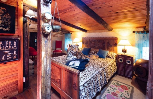 Durfort-et-Saint-Martin-de-Sossenac Bed & Breakfast | Unusual night in a Corsair Cabin - Chambre d'hotes