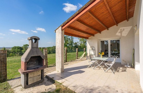 La Gripperie-Saint-Symphorien House | Cottage 'Gite Piscine Intérieure Brouage' with Private Terrace, Shared Garden and Wi-Fi