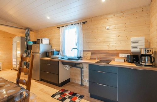 La Gripperie-Saint-Symphorien House | Cosy chalet with terrace, peaceful setting between Rochefort & Royan – near beaches, nature