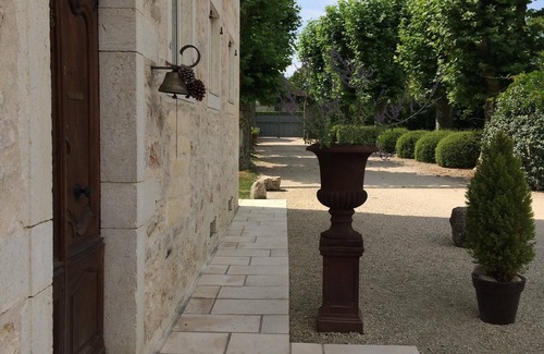 Les Avenieres House | Luxury 5* mansion, hotel services, swimming pool, tennis court, ground of balls