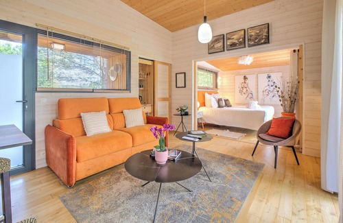Saint-Felix-de-Reillac-et-Mortemart Bed & Breakfast | Bungalow 'Lodge Secret' with Private Terrace, Wi-Fi and Air Conditioning