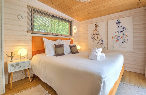 Saint-Felix-de-Reillac-et-Mortemart Bed & Breakfast | Bungalow 'Lodge Secret' with Private Terrace, Wi-Fi and Air Conditioning