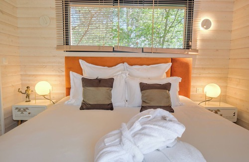 Saint-Felix-de-Reillac-et-Mortemart Bed & Breakfast | Bungalow 'Lodge Secret' with Private Terrace, Wi-Fi and Air Conditioning
