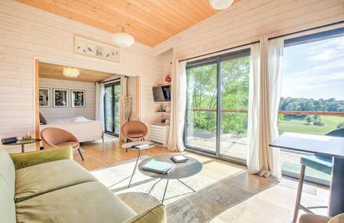 Saint-Felix-de-Reillac-et-Mortemart Bed & Breakfast | Bungalow 'Lodge Plein Voir' with Private Terrace, Wi-Fi and Air Conditioning