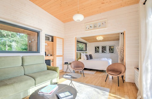 Saint-Felix-de-Reillac-et-Mortemart Bed & Breakfast | Bungalow 'Lodge Plein Voir' with Private Terrace, Wi-Fi and Air Conditioning