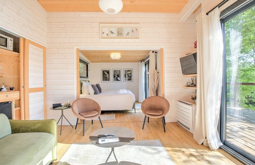 Saint-Felix-de-Reillac-et-Mortemart Bed & Breakfast | Bungalow 'Lodge Plein Voir' with Private Terrace, Wi-Fi and Air Conditioning