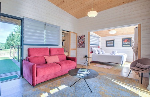 Saint-Felix-de-Reillac-et-Mortemart Bed & Breakfast | Bungalow 'Lodge Grand Air' with Private Terrace, Wi-Fi and Air Conditioning
