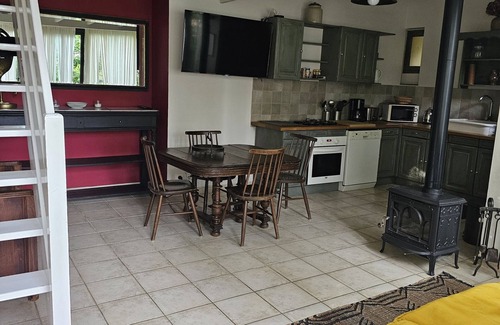 Saint-Geniez-d'Olt Cottage | Au Bord de la Rivière, Charming gîte with private