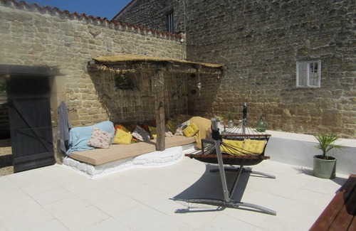 Saint-Georges-de-Longuepierre Cottage | tranquil farmhouse with heated pool ,renter has exclusive use .