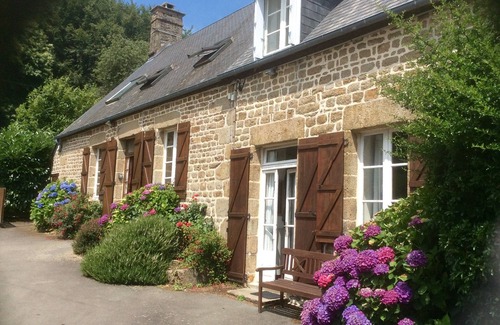 Saint-Georges-de-Reintembault Cottage | Beautiful rural houses for 14+ people - with private pool - heated April-September