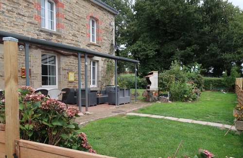 Saint-Malo-des-Trois-Fontaines House | Spacious house with large garden and shaded terrace