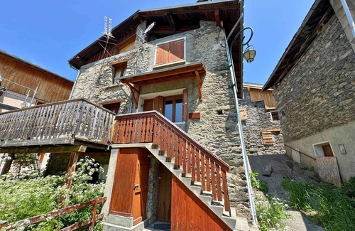 Praranger Apartment | Cozy Village House with Terrace, Close to Skiing and Free Wi-Fi